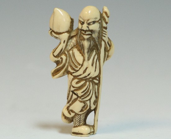 H271 象牙彫・桃を持つ仙人根付(江戸時代)の詳細画像(拡大)